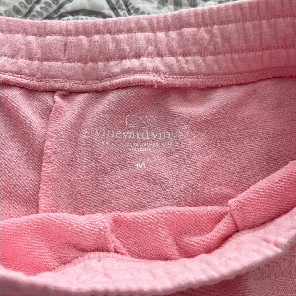 NWOT Vineyard Vines pink shorts, size M. - Picture 4 of 11